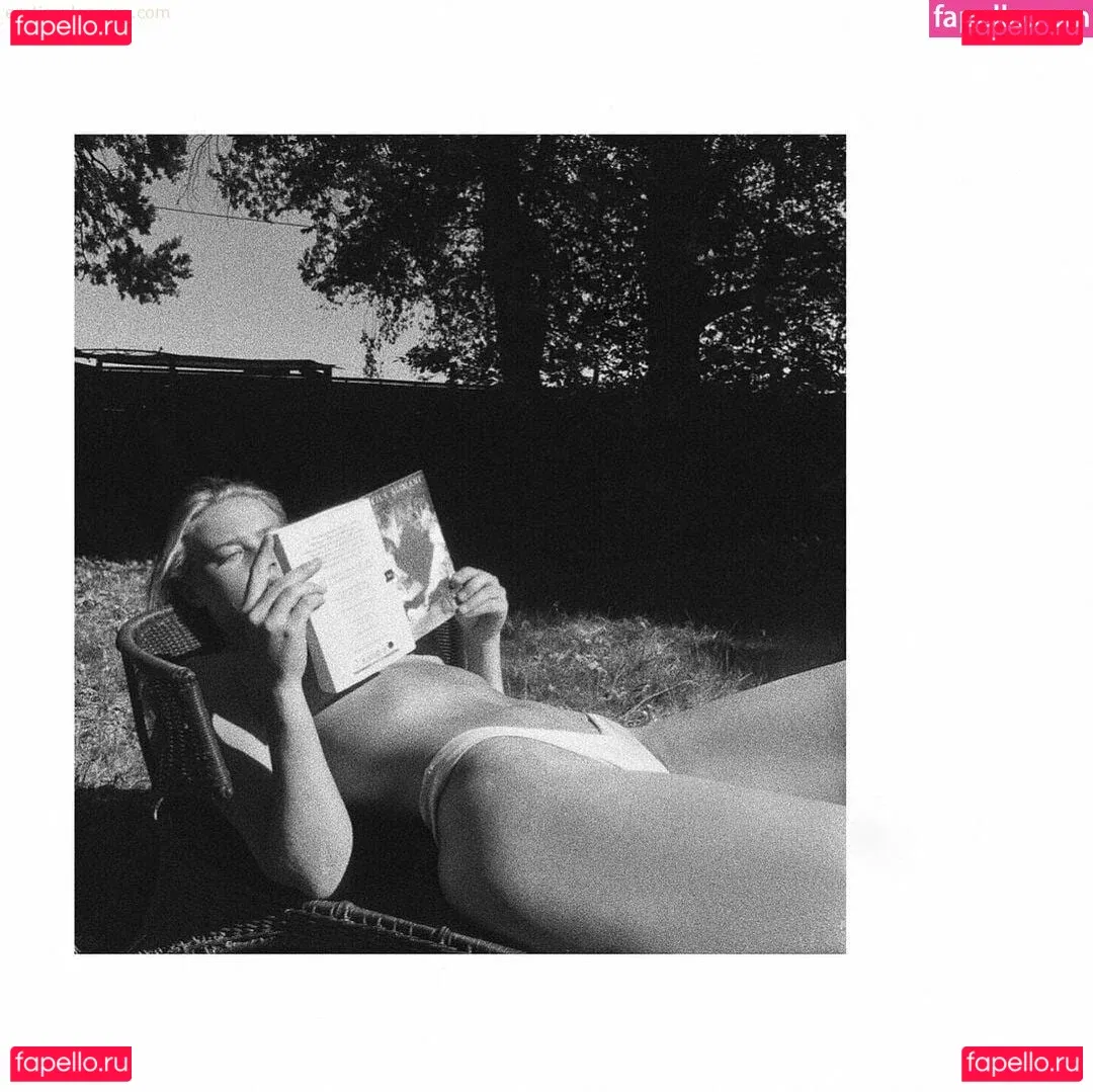 Jeanne Goursaud Onlyfans Photo Gallery 