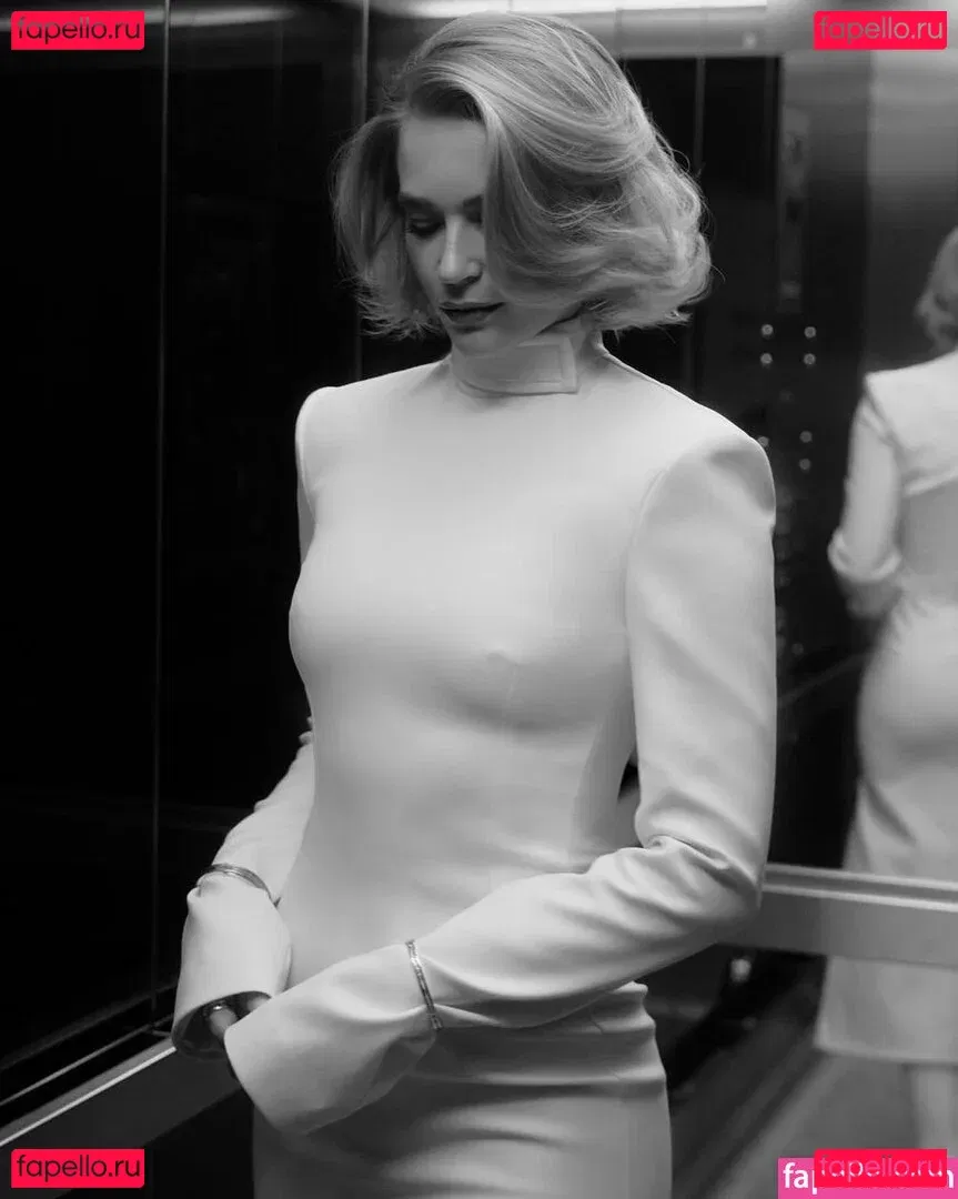 Jeanne Goursaud Onlyfans Photo Gallery 