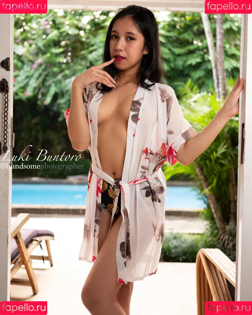 Refeen Onlyfans Photo Gallery 