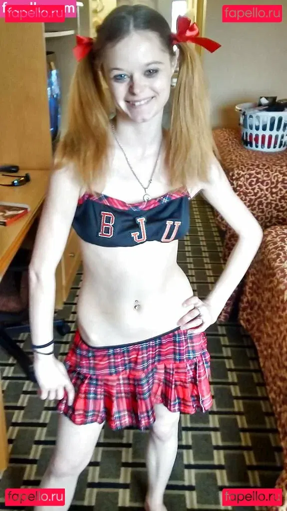 PhoebeXXXLynnXX Onlyfans Photo Gallery 