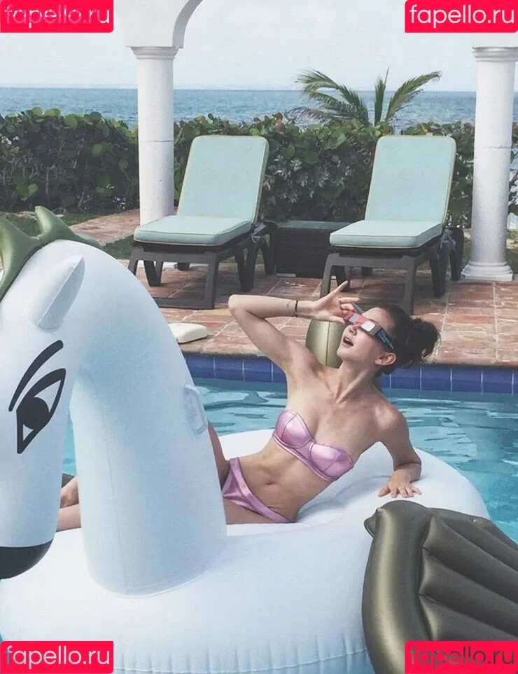 Kimiko Glenn Onlyfans Photo Gallery 