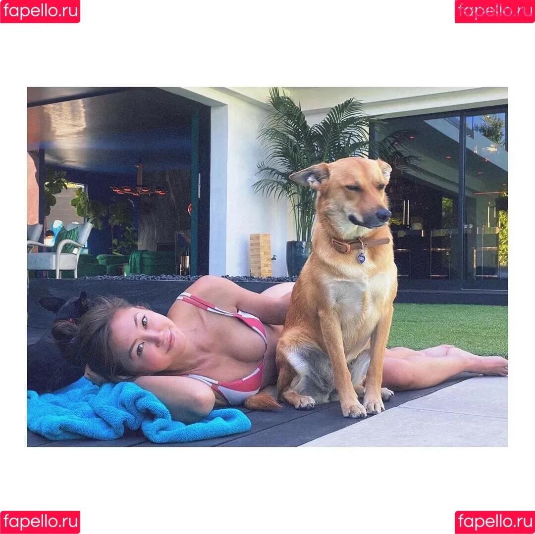 Kimiko Glenn Onlyfans Photo Gallery 