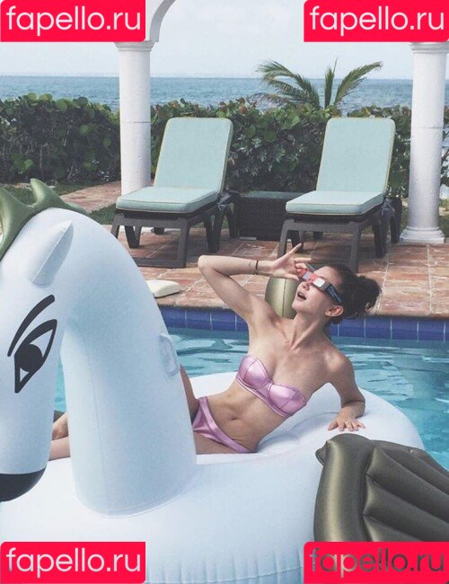 Kimiko Glenn Onlyfans Photo Gallery 