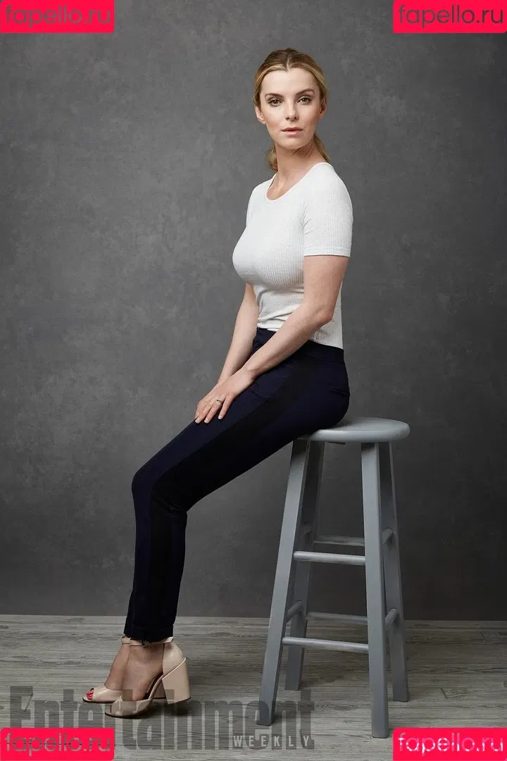 Betty Gilpin Onlyfans Photo Gallery 