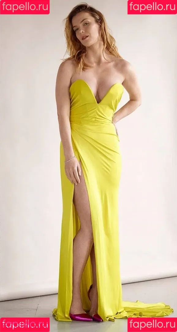 Betty Gilpin Onlyfans Photo Gallery 