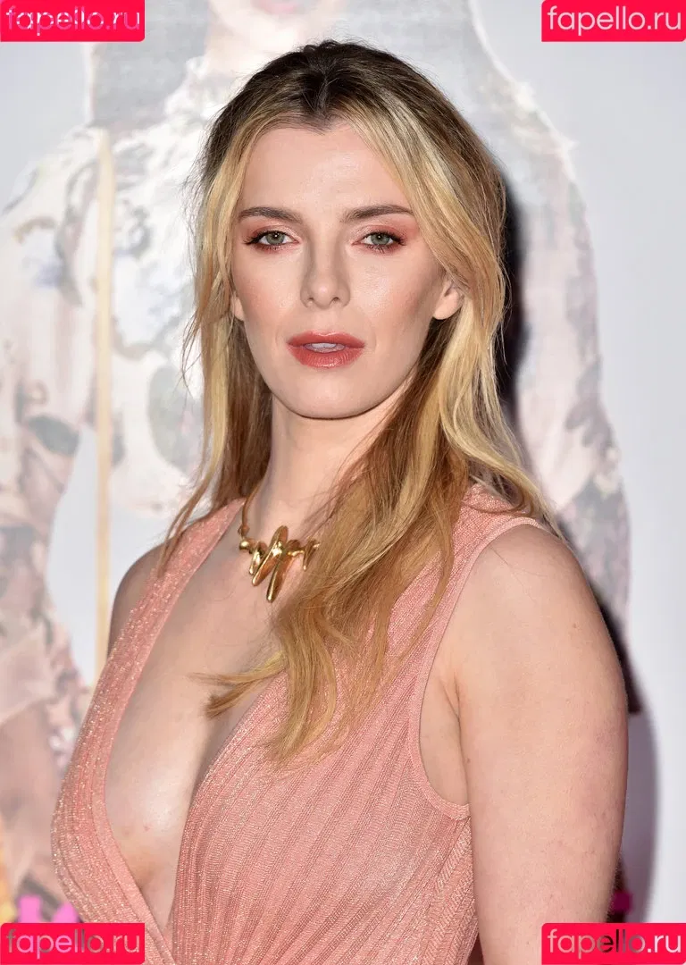 Betty Gilpin Onlyfans Photo Gallery 