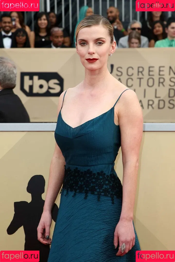 Betty Gilpin Onlyfans Photo Gallery 