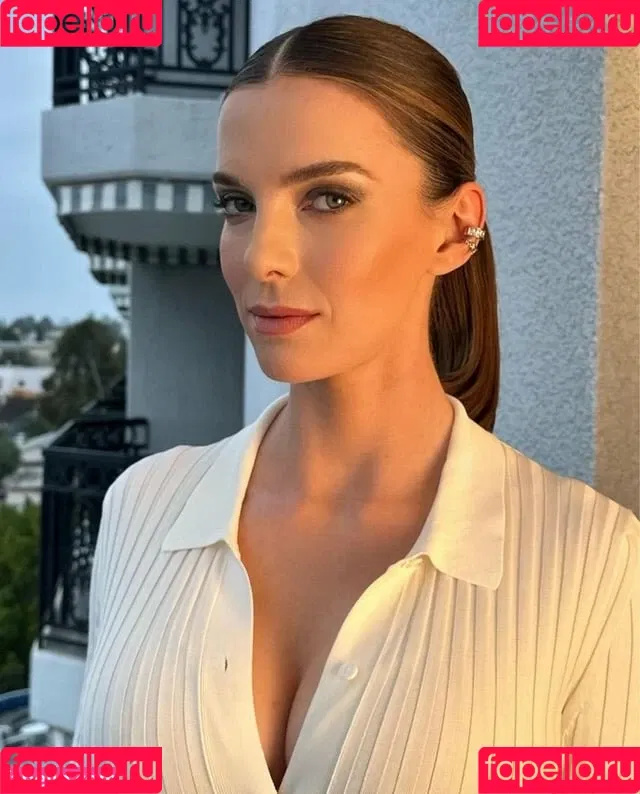 Betty Gilpin Onlyfans Photo Gallery 