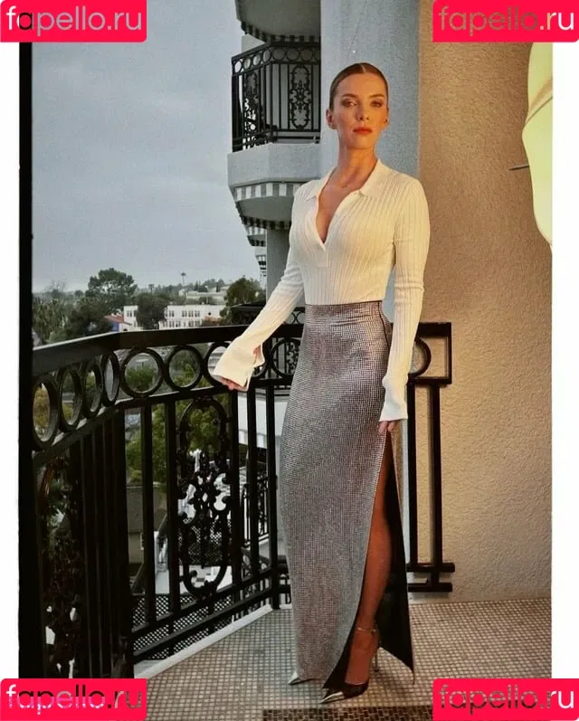 Betty Gilpin Onlyfans Photo Gallery 