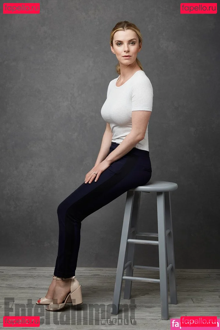 Betty Gilpin Onlyfans Photo Gallery 