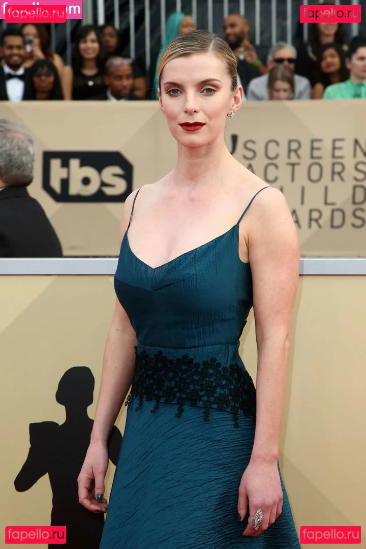 Betty Gilpin Onlyfans Photo Gallery 