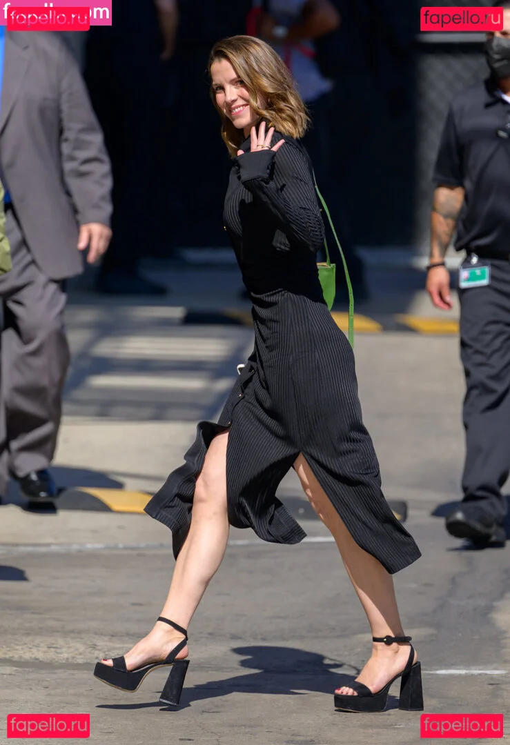 Betty Gilpin Onlyfans Photo Gallery 