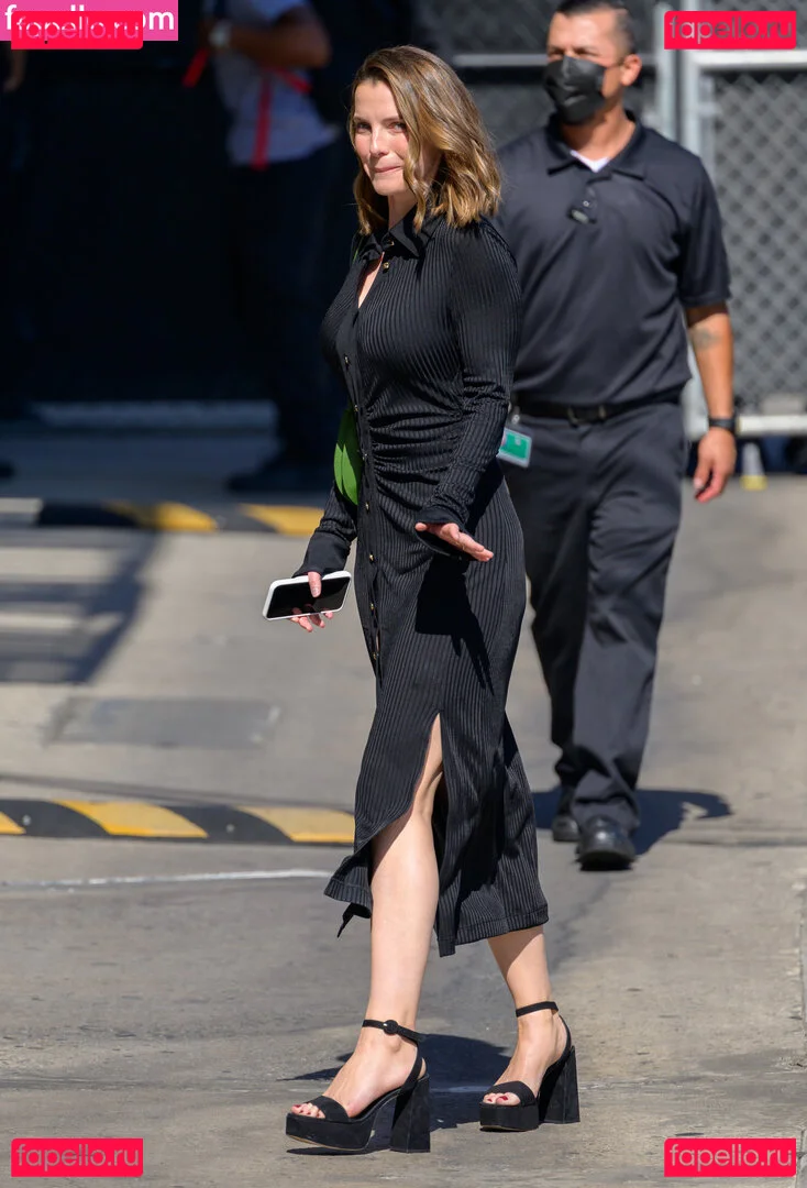 Betty Gilpin Onlyfans Photo Gallery 