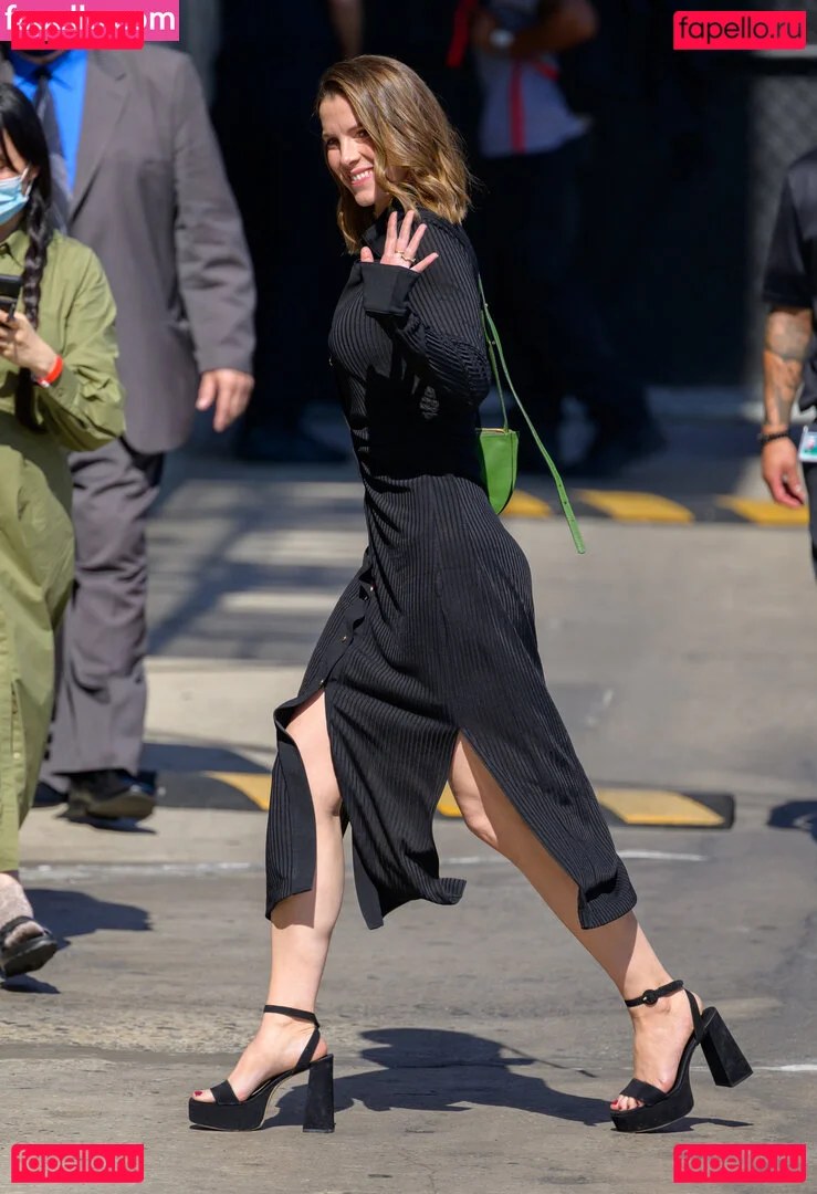 Betty Gilpin Onlyfans Photo Gallery 