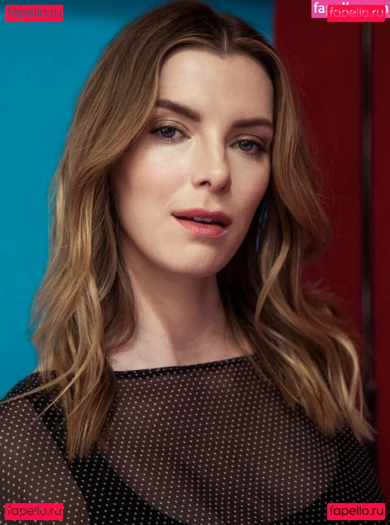 Betty Gilpin Onlyfans Photo Gallery 