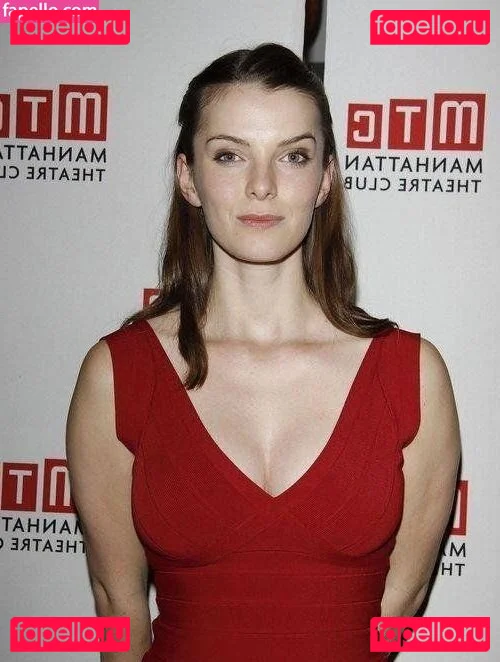 Betty Gilpin Onlyfans Photo Gallery 