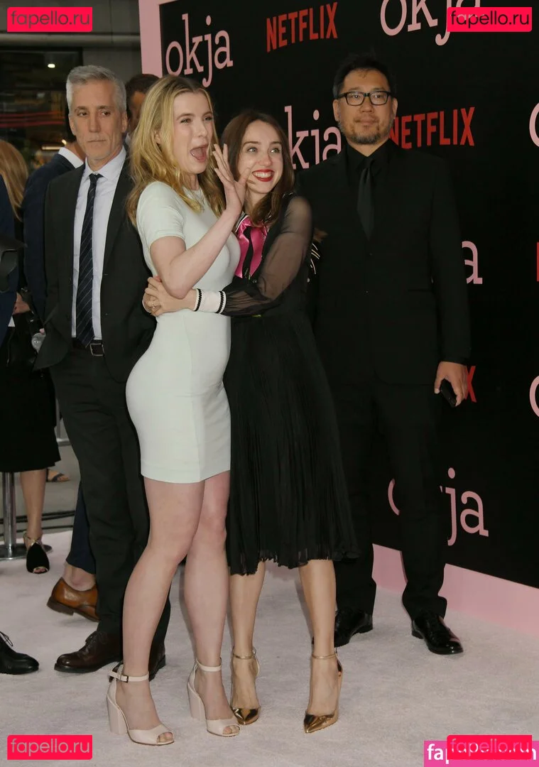 Betty Gilpin Onlyfans Photo Gallery 