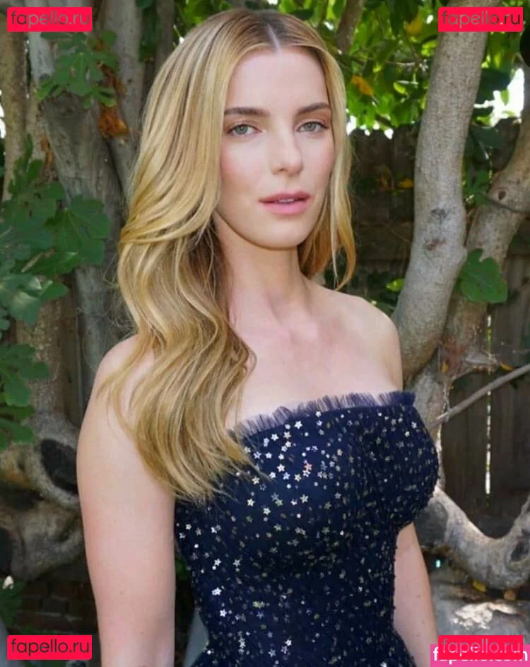 Betty Gilpin Onlyfans Photo Gallery 