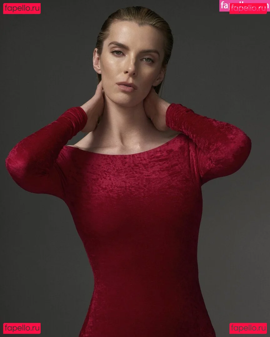 Betty Gilpin Onlyfans Photo Gallery 