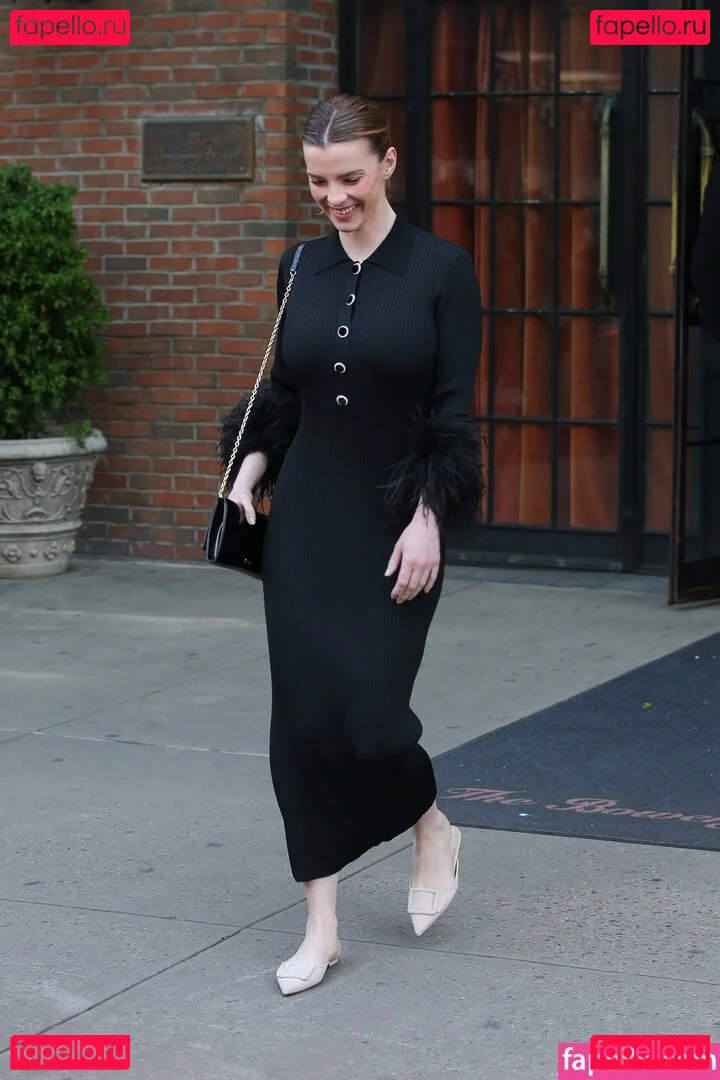 Betty Gilpin Onlyfans Photo Gallery 