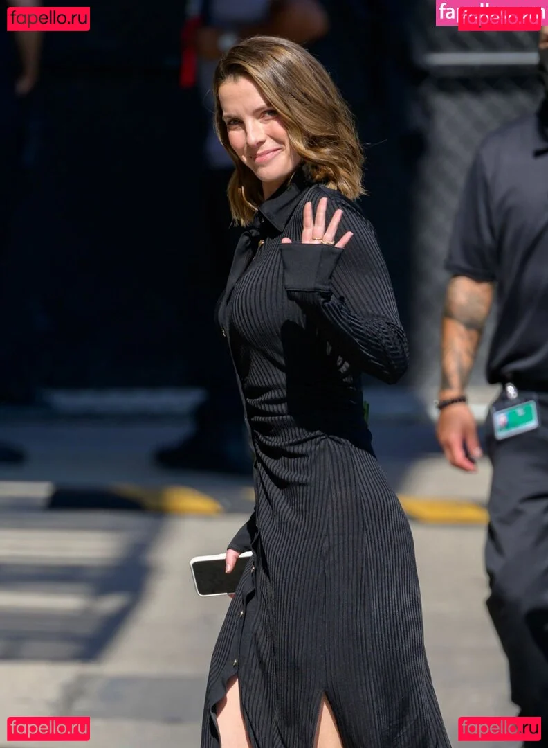 Betty Gilpin Onlyfans Photo Gallery 