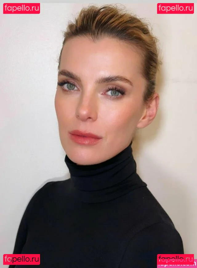 Betty Gilpin Onlyfans Photo Gallery 