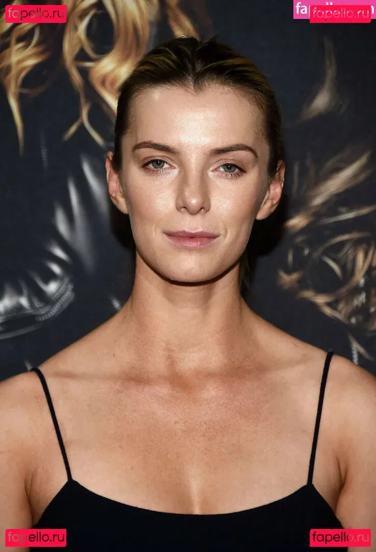 Betty Gilpin Onlyfans Photo Gallery 