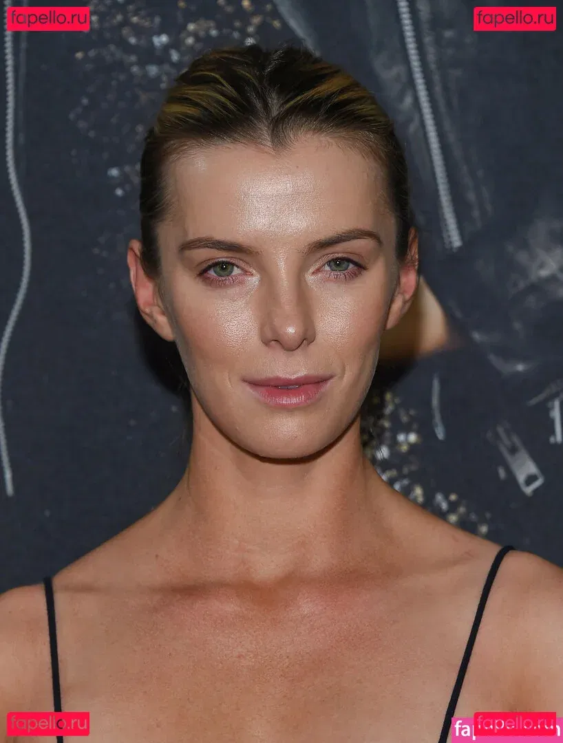 Betty Gilpin Onlyfans Photo Gallery 