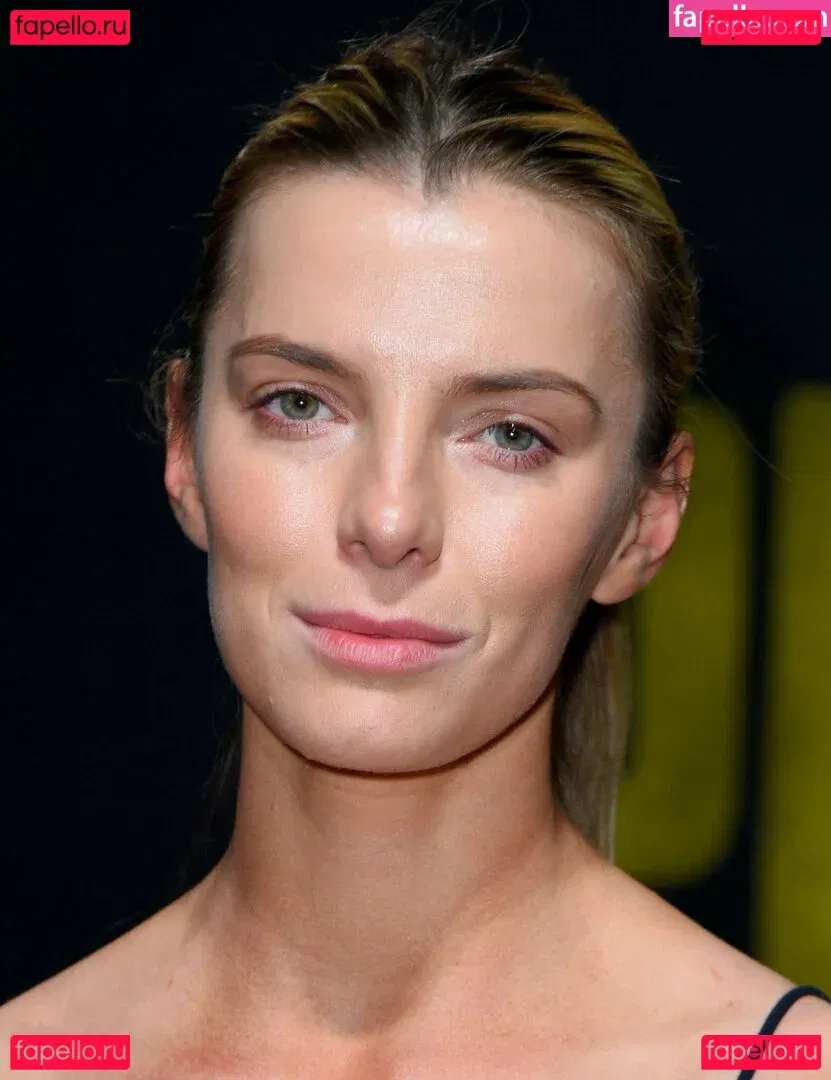 Betty Gilpin Onlyfans Photo Gallery 