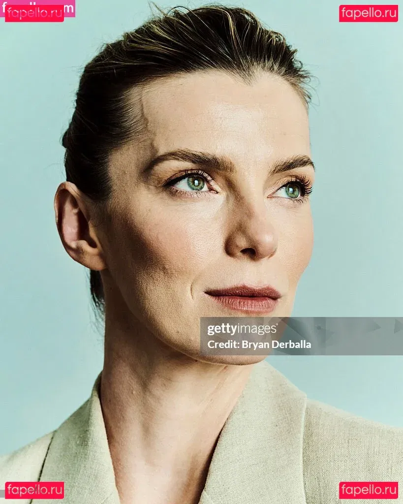 Betty Gilpin Onlyfans Photo Gallery 