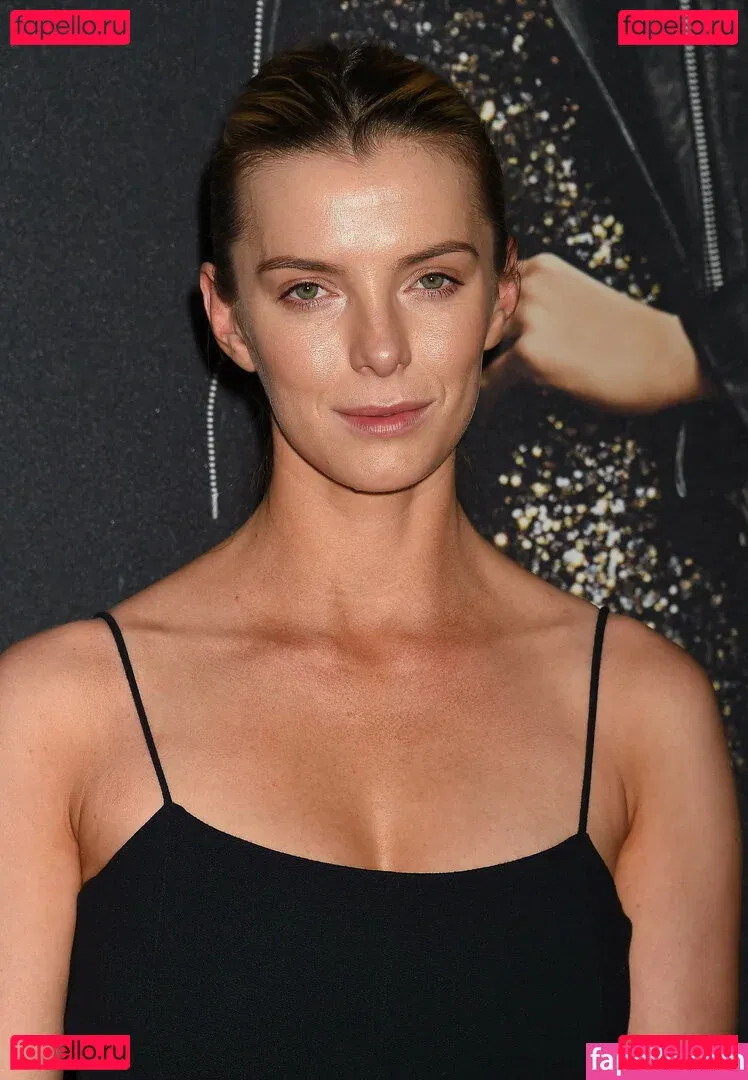 Betty Gilpin Onlyfans Photo Gallery 