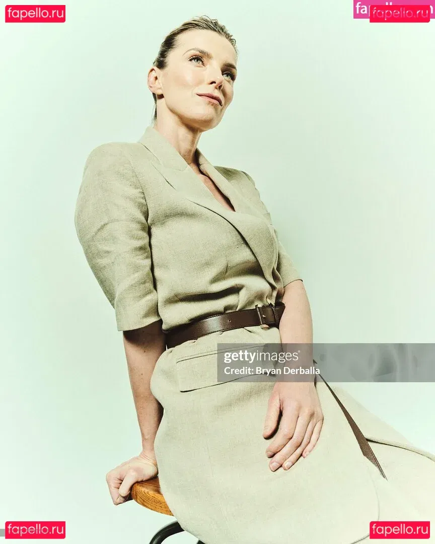 Betty Gilpin Onlyfans Photo Gallery 