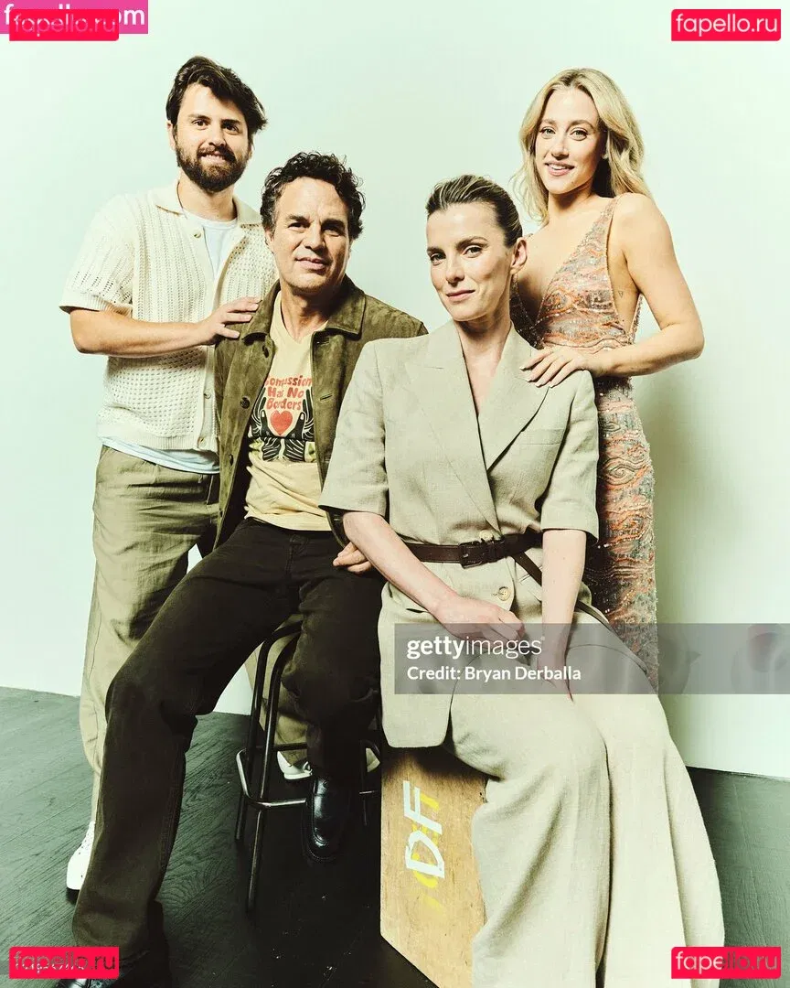 Betty Gilpin Onlyfans Photo Gallery 