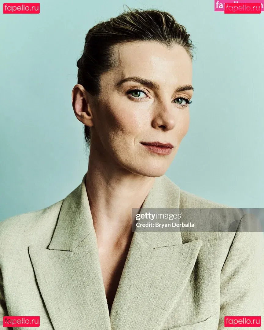 Betty Gilpin Onlyfans Photo Gallery 