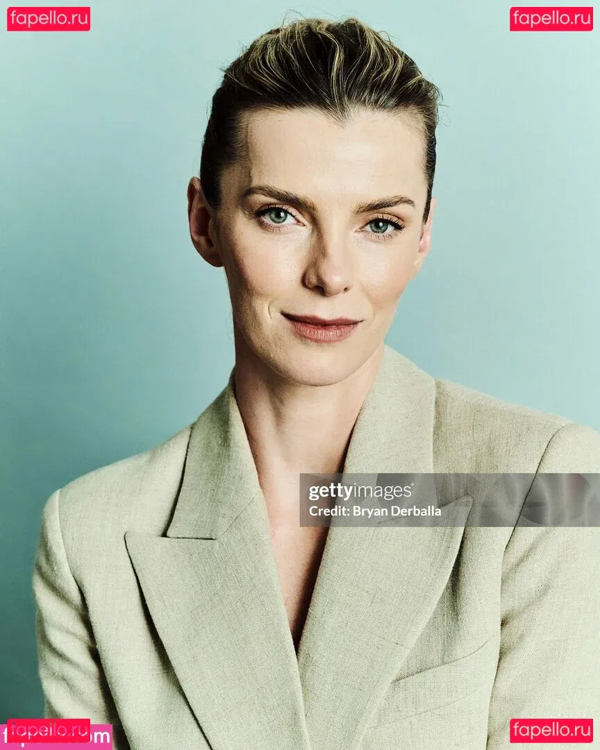 Betty Gilpin Onlyfans Photo Gallery 