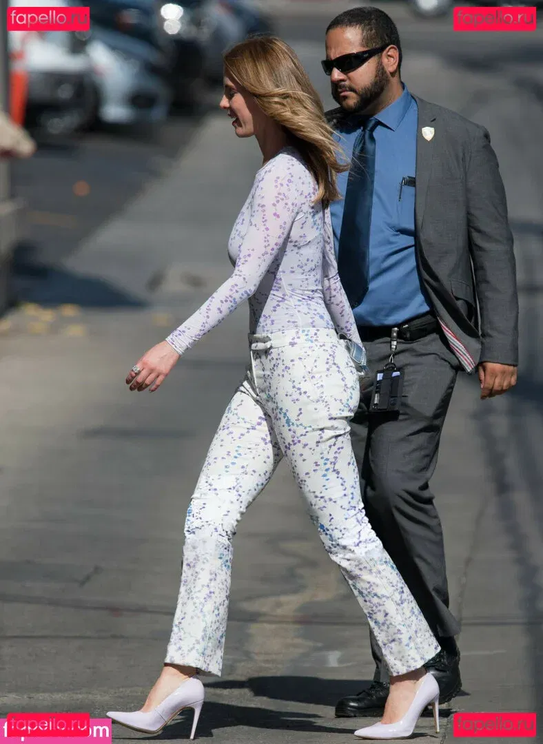 Betty Gilpin Onlyfans Photo Gallery 