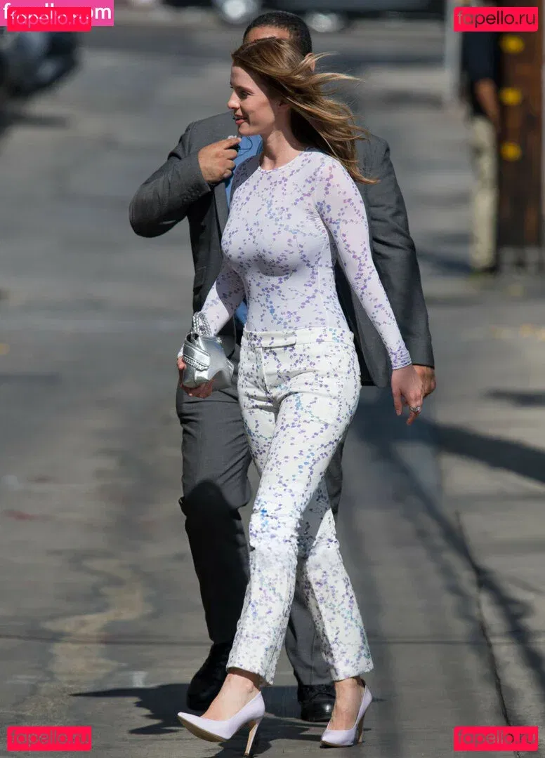 Betty Gilpin Onlyfans Photo Gallery 