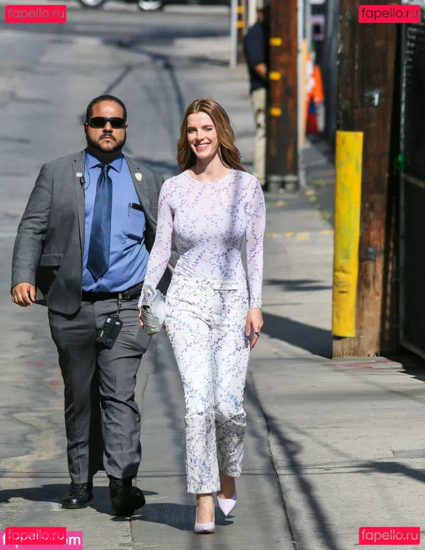 Betty Gilpin Onlyfans Photo Gallery 