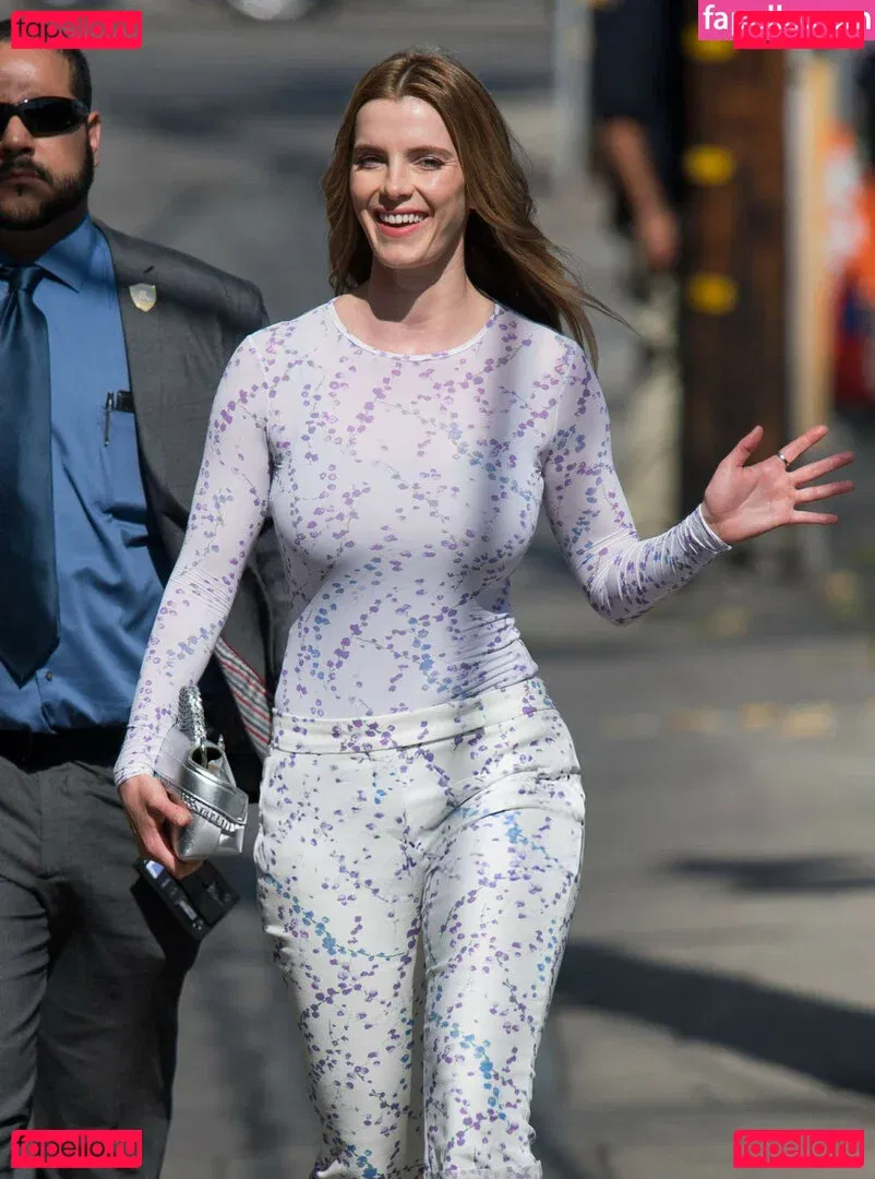 Betty Gilpin Onlyfans Photo Gallery 