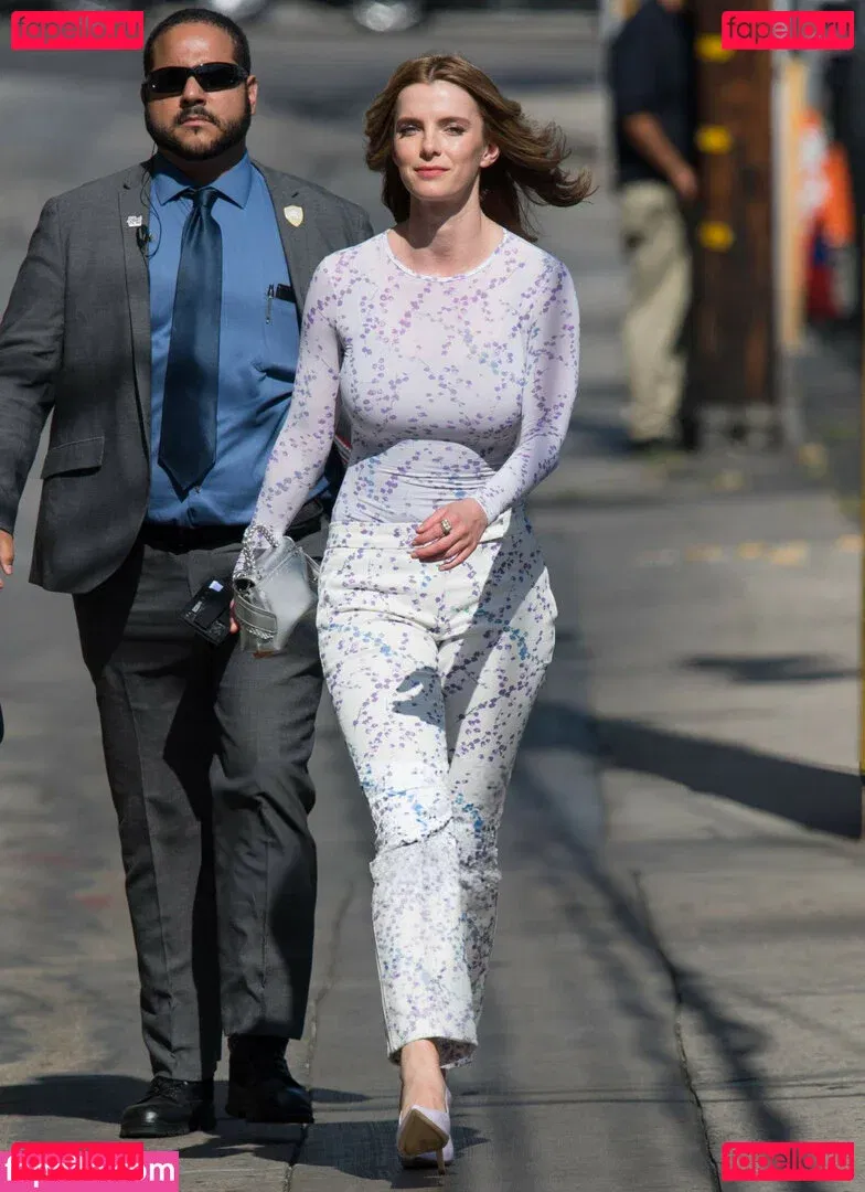 Betty Gilpin Onlyfans Photo Gallery 