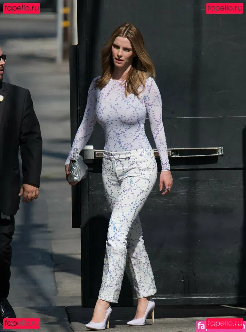 Betty Gilpin Onlyfans Photo Gallery 