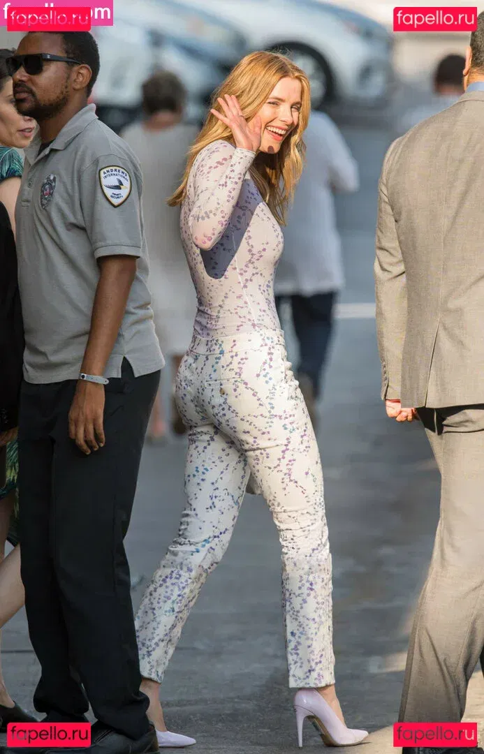 Betty Gilpin Onlyfans Photo Gallery 