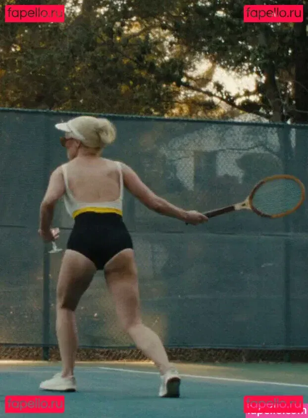 Betty Gilpin Onlyfans Photo Gallery 