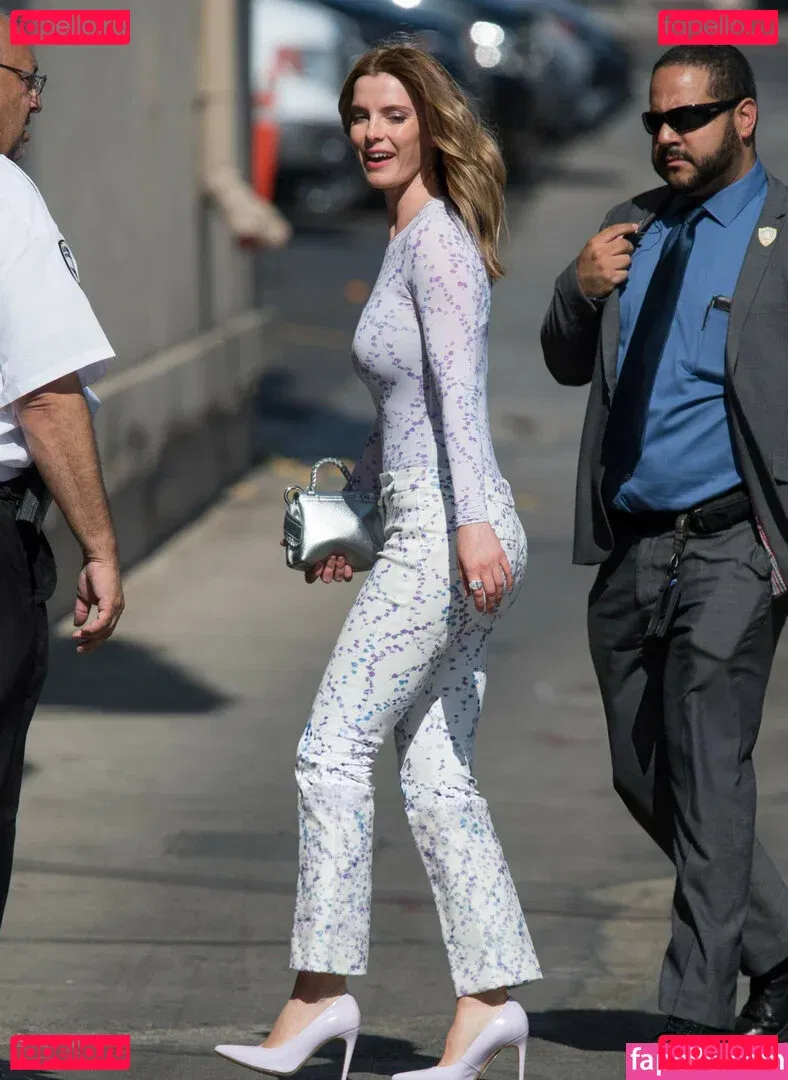 Betty Gilpin Onlyfans Photo Gallery 