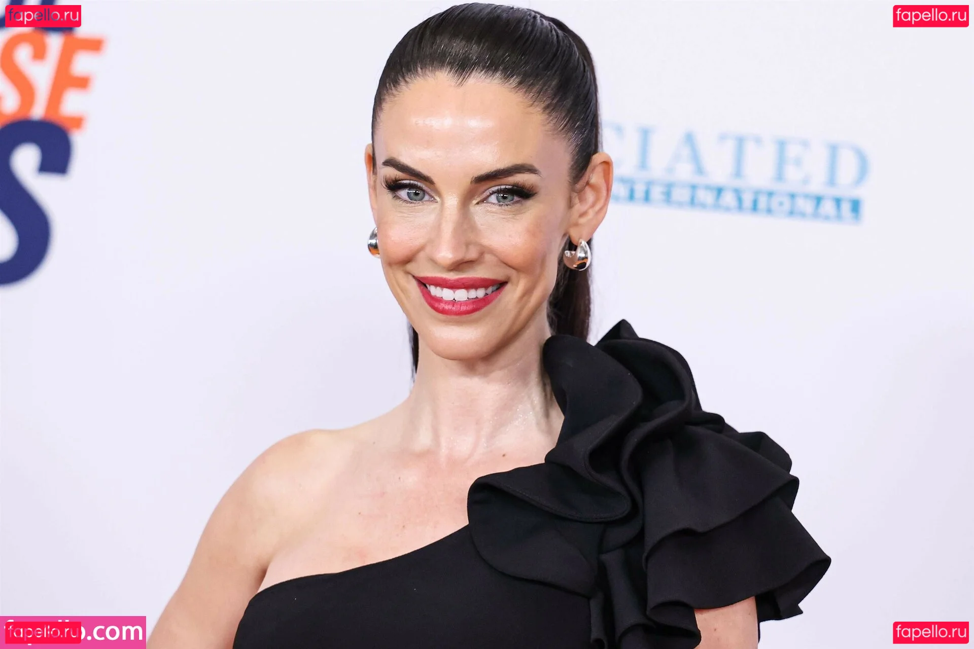 Jessica Lowndes Onlyfans Photo Gallery 