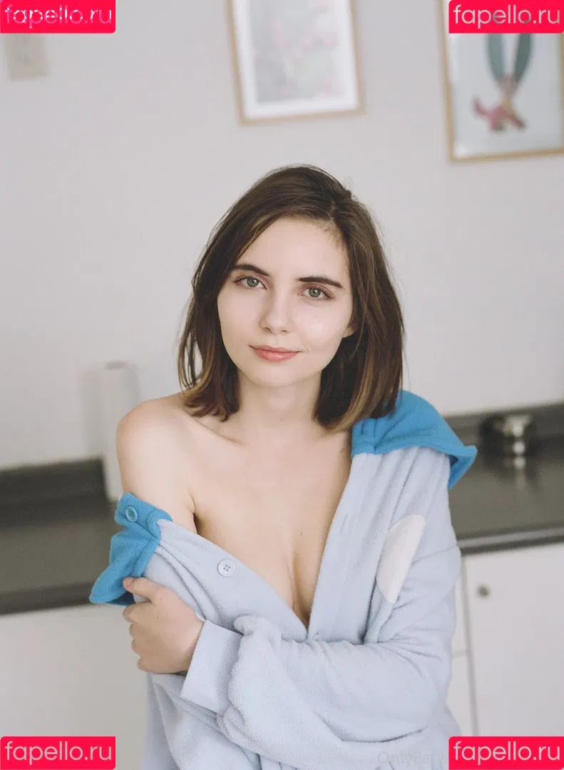 Liara Roux Onlyfans Photo Gallery 