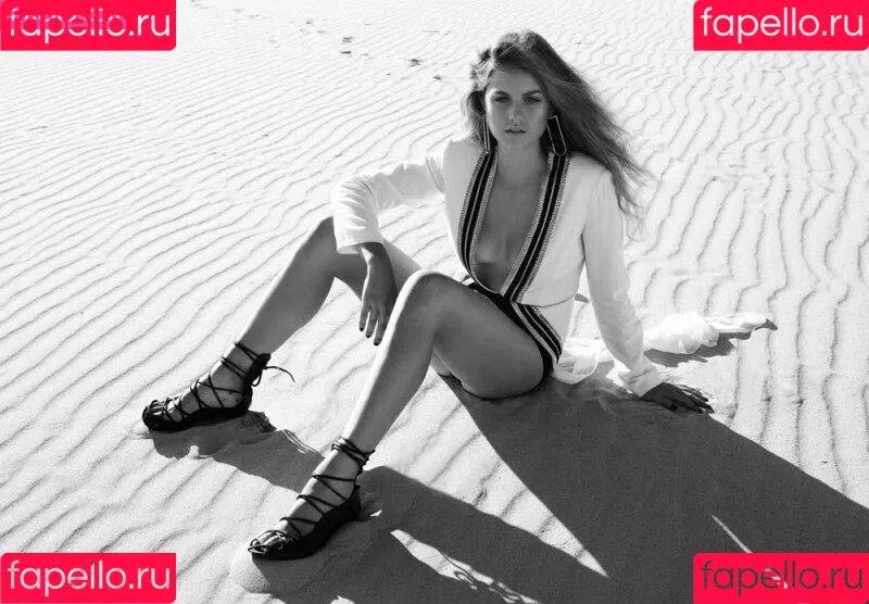 Isabelle Cornish Onlyfans Photo Gallery 