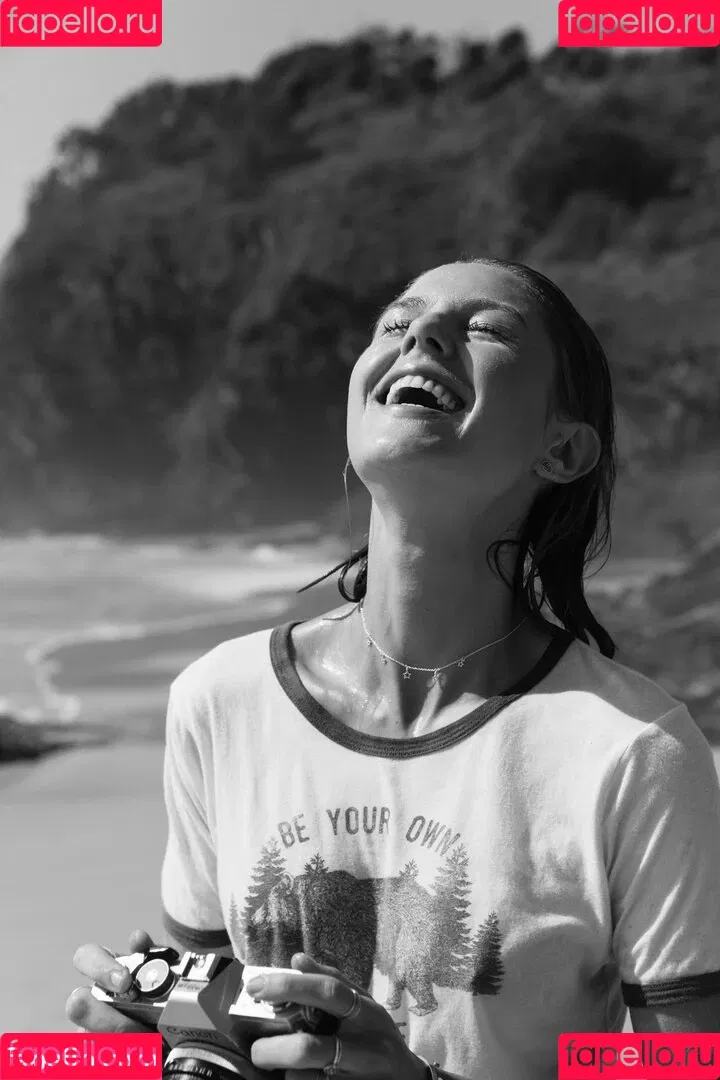Isabelle Cornish Onlyfans Photo Gallery 
