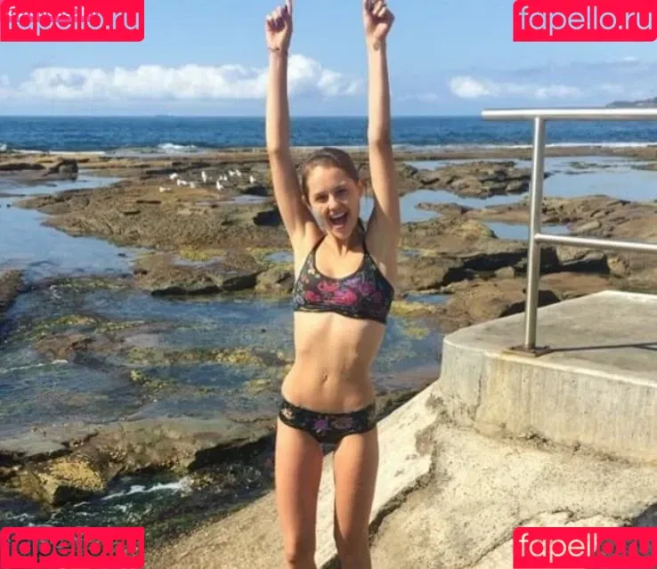 Isabelle Cornish Onlyfans Photo Gallery 