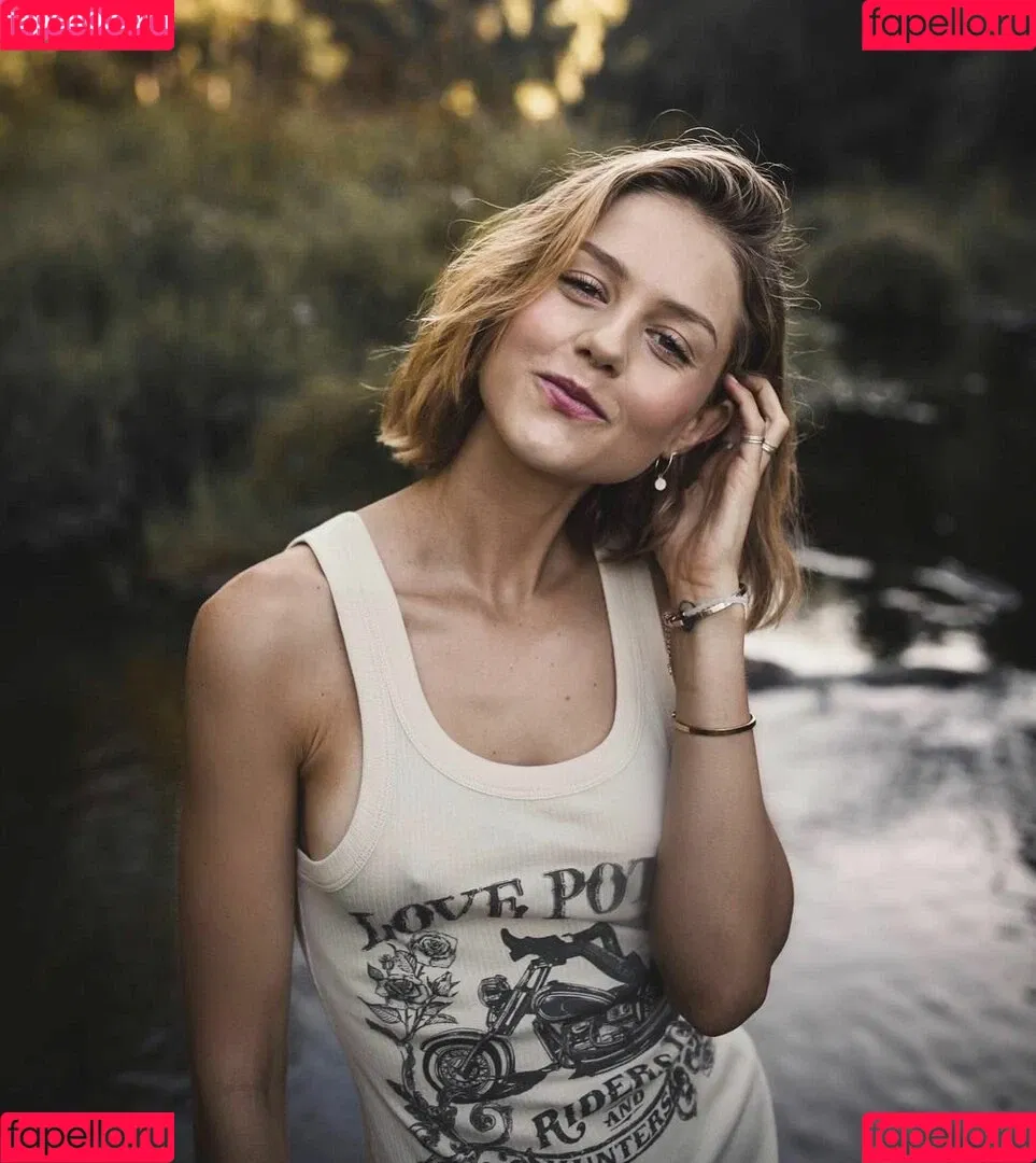 Isabelle Cornish Onlyfans Photo Gallery 